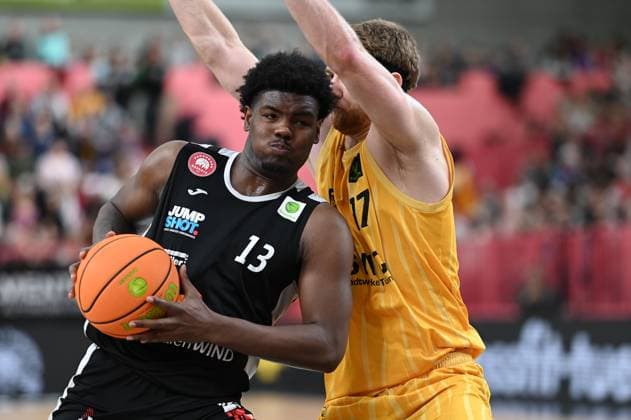 Jalen Johnson (Paderborn Baskets, 13) wird geblockt von Lukas Milner (Tigers Tuebingen, 17) GER, Tigers Tuebingen vs. Gartenzaun24 Baskets Paderborn, Basketball, Herren, Pro A, 2. Barmer Basketball Bundesliga, Saison 2025 2026, 16.11.2025 GER, Tigers Tuebingen vs. Gartenzaun24 Baskets Paderborn, Basketball, Herren, Pro A, 2. Barmer Basketball Bundesliga, Saison 2025 2026, 16.11.2025 Tuebingen Copyright: xEibner-Pressefoto NicolasxWoernx EP_NWN