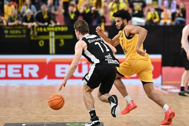 Silas Oriane (Tigers Tuebingen, 07) verteidigt den Ball gegen Jonathan Klussmann (Paderborn Baskets, 71) GER, Tigers Tuebingen vs. Gartenzaun24 Baskets Paderborn, Basketball, Herren, Pro A, 2. Barmer Basketball Bundesliga, Saison 2025 2026, 16.11.2025 GER, Tigers Tuebingen vs. Gartenzaun24 Baskets Paderborn, Basketball, Herren, Pro A, 2. Barmer Basketball Bundesliga, Saison 2025 2026, 16.11.2025 Tuebingen Copyright: xEibner-Pressefoto NicolasxWoernx EP_NWN