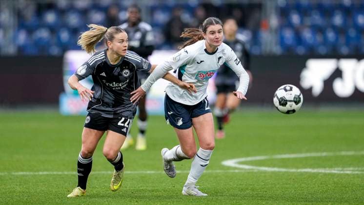 v.li.: Nadine Riesen (SGE, 22), Chiara Hahn (TSG, 23), Zweikampf, Spielszene, Duell, duel, tackle, tackling, Dynamik, Action, Aktion, 16.11.2025, Sinsheim (Hoffenheim) (Deutschland), Fussball, DFB-Pokal der Frauen, Achtelfinale, TSG 1899 Hoffenheim - Eintracht Frankfurt, DFB DFL REGULATIONS PROHIBIT ANY USE OF PHOTOGRAPHS AS IMAGE SEQUENCES AND OR QUASI-VIDEO.
