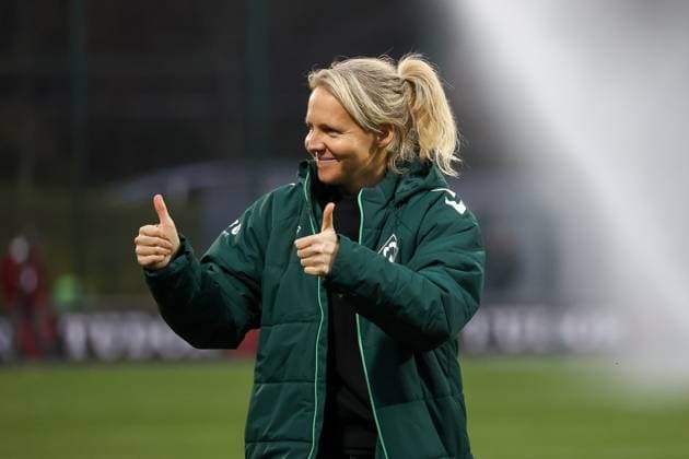 Friederike Kromp (SV Werder Bremen Frauen, Cheftrainerin) vor dem Spiel, Daumen hoch in Richtung Fans, bedankt sich bei Fans fuer den Support, RB Leipzig Frauen vs. SV Werder Bremen Frauen, Fussball, DFB-Pokal Frauen, Achtelfinale, Saison 2025 2026, 16.11.2025,¨ DFL REGULATIONS PROHIBIT ANY USE OF PHOTOGRAPHS AS IMAGE SEQUENCES AND OR QUASI-VIDEO,¨ RB Leipzig Frauen vs. SV Werder Bremen Frauen, Fussball, DFB-Pokal Frauen, Achtelfinale, Saison 2025 2026, 16.11.2025 Leipzig Copyright: xEibner-Pressefoto LauraxRoemerx EP_LRR
