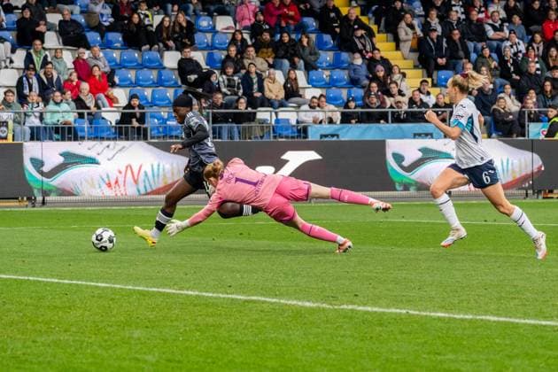 Spielszene, Offensivaktion zum Tor zum 3:6 durch Nicole Anyomi (Eintracht Frankfurt, 19), GER, TSG 1899 Hoffenheim vs. Eintracht Frankfurt, Fussball, DFB-Pokal der Frauen, Achtelfinale, Saison 2025 2026, 16.11.2025, DFB REGULATIONS PROHIBIT ANY USE OF PHOTOGRAPHS AS IMAGE SEQUENCES AND OR QUASI-VIDEO, GER, TSG 1899 Hoffenheim vs. Eintracht Frankfurt, Fussball, DFB-Pokal der Frauen, Achtelfinale, Saison 2025 2026, 16.11.2025 Sinsheim-Hoffenheim Copyright: xEibner-Pressefoto Jan-NiclasxGrox EP_JGG