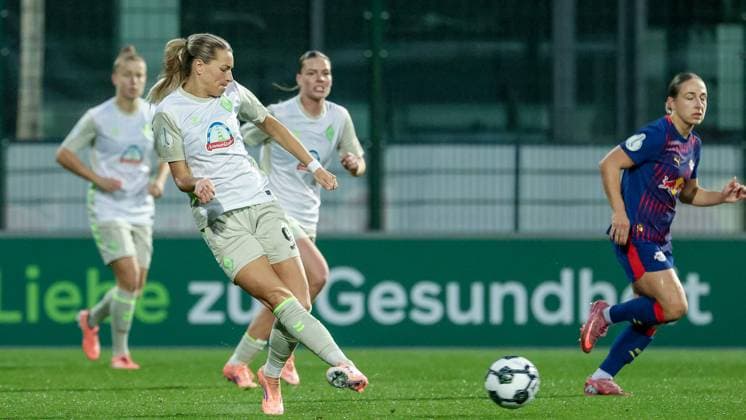 Medina Desic (SV Werder Bremen, 9) am Ball, Einzelbild, Ganzkörper, Aktion, Action, Spielszene, DIE DFB-RICHTLINIEN UNTERSAGEN JEGLICHE NUTZUNG VON FOTOS ALS SEQUENZBILDER UND ODER VIDEOÄHNLICHE FOTOSTRECKEN. DFB REGULATIONS PROHIBIT ANY USE OF PHOTOGRAPHS AS IMAGE SEQUENCES AND OR QUASI-VIDEO., 16.11.2025, Leipzig (Deutschland), Fussball, DFB-Pokal Frauen, RB Leipzig - SV Werder Bremen