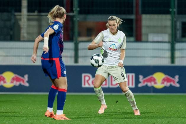 Medina Desic (SV Werder Bremen, 9) am Ball, Einzelbild, Ganzkörper, Aktion, Action, Spielszene, DIE DFB-RICHTLINIEN UNTERSAGEN JEGLICHE NUTZUNG VON FOTOS ALS SEQUENZBILDER UND ODER VIDEOÄHNLICHE FOTOSTRECKEN. DFB REGULATIONS PROHIBIT ANY USE OF PHOTOGRAPHS AS IMAGE SEQUENCES AND OR QUASI-VIDEO., 16.11.2025, Leipzig (Deutschland), Fussball, DFB-Pokal Frauen, RB Leipzig - SV Werder Bremen