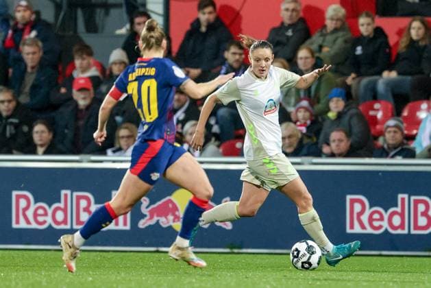 v.li.: Victoria Krug (RB Leipzig, 20) und Verena Wieder (SV Werder Bremen, 31) am Ball, Einzelbild, Ganzkörper, Aktion, Action, Spielszene, DIE DFB-RICHTLINIEN UNTERSAGEN JEGLICHE NUTZUNG VON FOTOS ALS SEQUENZBILDER UND ODER VIDEOÄHNLICHE FOTOSTRECKEN. DFB REGULATIONS PROHIBIT ANY USE OF PHOTOGRAPHS AS IMAGE SEQUENCES AND OR QUASI-VIDEO., 16.11.2025, Leipzig (Deutschland), Fussball, DFB-Pokal Frauen, RB Leipzig - SV Werder Bremen