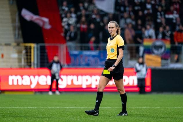Schiedsrichterin Davina Lutz, GER, TSG 1899 Hoffenheim vs Eintracht Frankfurt, Fussball Frauen DFB Pokal, Achtelfinale, Saison 2025 2026, 16.11.2025 DFB regulations prohibit any use of photographs as image sequences and or quasi-video GER, TSG 1899 Hoffenheim vs Eintracht Frankfurt, Fussball Frauen DFB Pokal, Achtelfinale, Saison 2025 2026, 16.11.2025 Hoffenheim Copyright: xEibner-Pressefoto Memmlerx EP_MMR