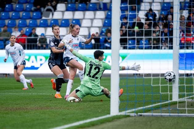Jill Janssens (TSG Hoffenheim, 09) trifft das Tor zum 3:4 im Zweikampf mit Lina Altenburg (Eintracht Frankfurt, 12), GER, TSG 1899 Hoffenheim vs Eintracht Frankfurt, Fussball Frauen DFB Pokal, Achtelfinale, Saison 2025 2026, 16.11.2025 DFB regulations prohibit any use of photographs as image sequences and or quasi-video GER, TSG 1899 Hoffenheim vs Eintracht Frankfurt, Fussball Frauen DFB Pokal, Achtelfinale, Saison 2025 2026, 16.11.2025 Hoffenheim Copyright: xEibner-Pressefoto Memmlerx EP_MMR