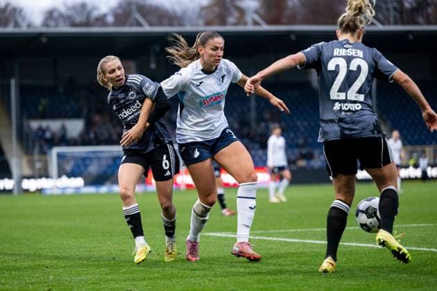Melissa Koessler (TSG Hoffenheim, 25) im Zweikampf mit Elisa Senß (Eintracht Frankfurt, 06), Nadine Riesen (Eintracht Frankfurt, 22), GER, TSG 1899 Hoffenheim vs Eintracht Frankfurt, Fussball Frauen DFB Pokal, Achtelfinale, Saison 2025 2026, 16.11.2025 DFB regulations prohibit any use of photographs as image sequences and or quasi-video GER, TSG 1899 Hoffenheim vs Eintracht Frankfurt, Fussball Frauen DFB Pokal, Achtelfinale, Saison 2025 2026, 16.11.2025 Hoffenheim Copyright: xEibner-Pressefoto Memmlerx EP_MMR
