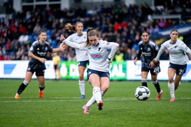 Valesca Ampoorter (TSG Hoffenheim, 18) am Ball trifft das Tor zum 4:6 per Elfmeter, GER, TSG 1899 Hoffenheim vs Eintracht Frankfurt, Fussball Frauen DFB Pokal, Achtelfinale, Saison 2025 2026, 16.11.2025 DFB regulations prohibit any use of photographs as image sequences and or quasi-video GER, TSG 1899 Hoffenheim vs Eintracht Frankfurt, Fussball Frauen DFB Pokal, Achtelfinale, Saison 2025 2026, 16.11.2025 Hoffenheim Copyright: xEibner-Pressefoto Memmlerx EP_MMR
