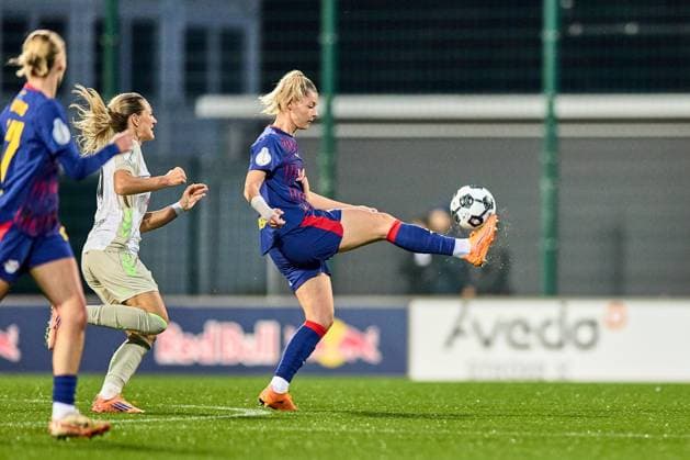 16.11.2025, GER, Frauenfußball, DFB Pokal, Achtelfinale, 2025 2026, RB Leipzig - SV Werder Bremen Julia Landenberger (21, RB Leipzig), Freisteller, Ballannahme, Gras fliegt Leipzig Trainingszentrum der Roten Bulle Sachsen Deutschland