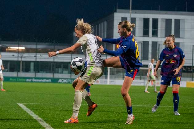 GER, Leipzig, Fußball, DFB-Pokal der Frauen, Achtelfinale, RB Leipzig vs. SV Werder Bremen im Bild v.l.: Medina Desic (Werder Bremen 09), Marlene Mueller (RB Leipzig 27), Zweikampf 16.11.2025, RB Leipzig Training Akademie, Cottaweg Leipzig DFB REGULATIONS PROHIBIT ANY USE OF PHOTOGRAPHS AS IMAGE SEQUENCES AND OR QUASI-VIDEO, Copyright: HMBxMedia PaulxFritz