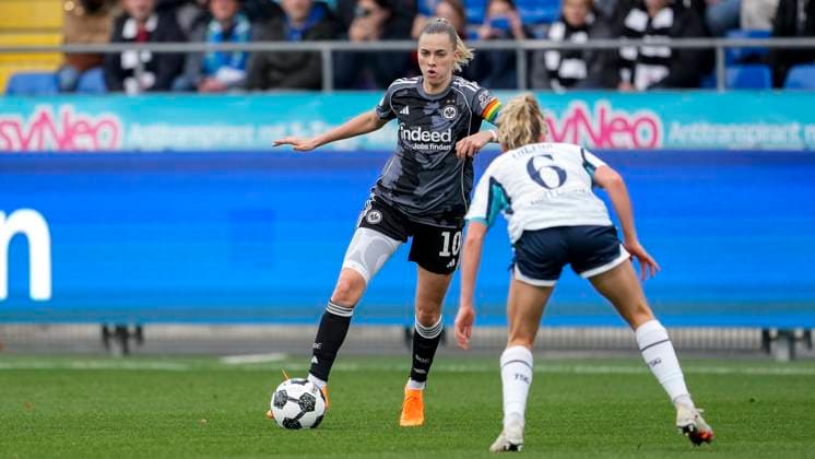 v.li.: Laura Freigang (SGE, 10), Vanessa Diehm (TSG, 6), Zweikampf, Spielszene, Duell, duel, tackle, tackling, Dynamik, Action, Aktion, 16.11.2025, Sinsheim (Hoffenheim) (Deutschland), Fussball, DFB-Pokal der Frauen, Achtelfinale, TSG 1899 Hoffenheim - Eintracht Frankfurt, DFB DFL REGULATIONS PROHIBIT ANY USE OF PHOTOGRAPHS AS IMAGE SEQUENCES AND OR QUASI-VIDEO.
