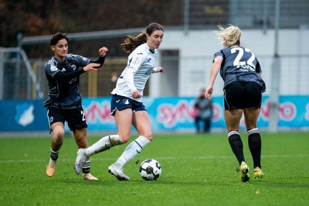 Chiara Hahn (TSG Hoffenheim, 23) im Zweikampf mit Dilara Acikgoez (Eintracht Frankfurt, 29), Nadine Riesen (Eintracht Frankfurt, 22), GER, TSG 1899 Hoffenheim vs Eintracht Frankfurt, Fussball Frauen DFB Pokal, Achtelfinale, Saison 2025 2026, 16.11.2025 DFB regulations prohibit any use of photographs as image sequences and or quasi-video GER, TSG 1899 Hoffenheim vs Eintracht Frankfurt, Fussball Frauen DFB Pokal, Achtelfinale, Saison 2025 2026, 16.11.2025 Hoffenheim Copyright: xEibner-Pressefoto Memmlerx EP_MMR