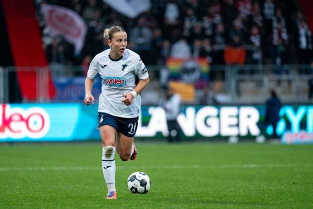 Laura Gloning (TSG Hoffenheim, 20) am Ball beim Freistoß, GER, TSG 1899 Hoffenheim vs Eintracht Frankfurt, Fussball Frauen DFB Pokal, Achtelfinale, Saison 2025 2026, 16.11.2025 DFB regulations prohibit any use of photographs as image sequences and or quasi-video GER, TSG 1899 Hoffenheim vs Eintracht Frankfurt, Fussball Frauen DFB Pokal, Achtelfinale, Saison 2025 2026, 16.11.2025 Hoffenheim Copyright: xEibner-Pressefoto Memmlerx EP_MMR