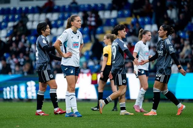 Lisann Kaut (TSG Hoffenheim, 04) ist enttauescht ueber die Niederlage und das Ausscheiden aus dem Wettbewerb, dahinter Remina Chiba (Eintracht Frankfurt, 15), Dilara Acikgoez (Eintracht Frankfurt, 29), Ilayda Acikgoez (Eintracht Frankfurt, 20), GER, TSG 1899 Hoffenheim vs Eintracht Frankfurt, Fussball Frauen DFB Pokal, Achtelfinale, Saison 2025 2026, 16.11.2025 DFB regulations prohibit any use of photographs as image sequences and or quasi-video GER, TSG 1899 Hoffenheim vs Eintracht Frankfurt, Fussball Frauen DFB Pokal, Achtelfinale, Saison 2025 2026, 16.11.2025 Hoffenheim Copyright: xEibner-Pressefoto Memmlerx EP_MMR