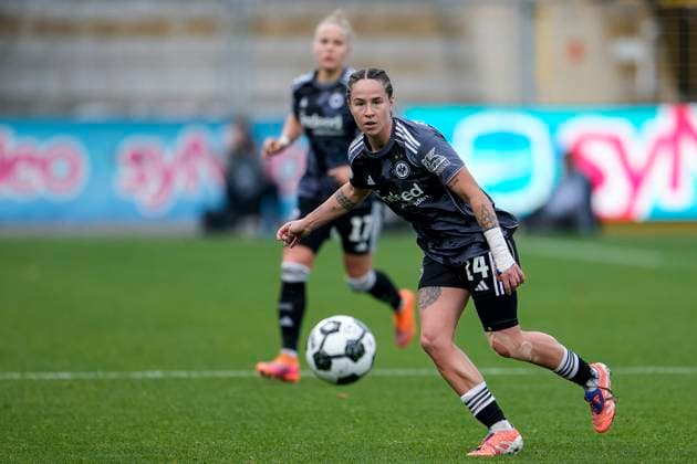 Geraldine Reuteler (SGE, 14), am Ball, Freisteller, Ganzkörper, Einzelbild, Einzelfoto, Aktion, Action, 16.11.2025, Sinsheim (Hoffenheim) (Deutschland), Fussball, DFB-Pokal der Frauen, Achtelfinale, TSG 1899 Hoffenheim - Eintracht Frankfurt, DFB DFL REGULATIONS PROHIBIT ANY USE OF PHOTOGRAPHS AS IMAGE SEQUENCES AND OR QUASI-VIDEO.
