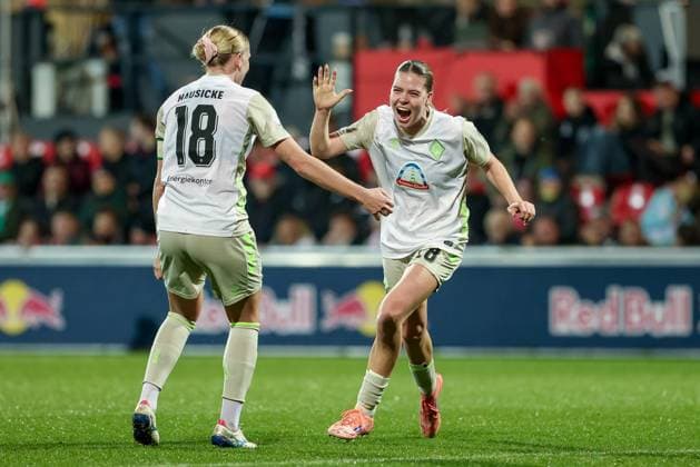 v.li.: Lina Hausicke (SV Werder Bremen, 18) und Torschützin Juliane Wirtz (SV Werder Bremen, 28) mit Torjubel, Jubel, jubeln, jubelt, optimistisch, Spielszene, Highlight, Freude über das Tor zum 1:1, DIE DFB-RICHTLINIEN UNTERSAGEN JEGLICHE NUTZUNG VON FOTOS ALS SEQUENZBILDER UND ODER VIDEOÄHNLICHE FOTOSTRECKEN. DFB REGULATIONS PROHIBIT ANY USE OF PHOTOGRAPHS AS IMAGE SEQUENCES AND OR QUASI-VIDEO., 16.11.2025, Leipzig (Deutschland), Fussball, DFB-Pokal Frauen, RB Leipzig - SV Werder Bremen