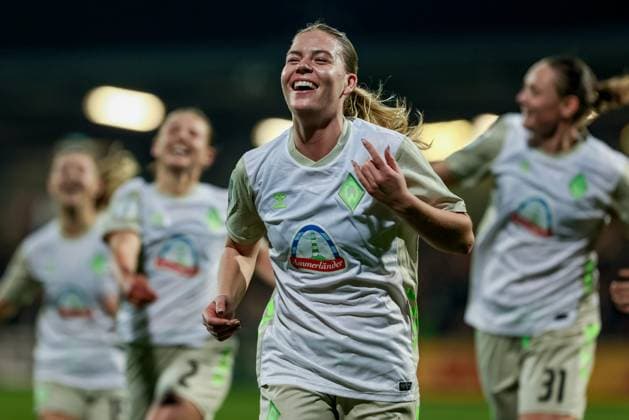 Torschützin Juliane Wirtz (SV Werder Bremen, 28) mit Torjubel, Jubel, jubeln, jubelt, optimistisch, Spielszene, Highlight, Freude über das Tor zum 1:1, DIE DFB-RICHTLINIEN UNTERSAGEN JEGLICHE NUTZUNG VON FOTOS ALS SEQUENZBILDER UND ODER VIDEOÄHNLICHE FOTOSTRECKEN. DFB REGULATIONS PROHIBIT ANY USE OF PHOTOGRAPHS AS IMAGE SEQUENCES AND OR QUASI-VIDEO., 16.11.2025, Leipzig (Deutschland), Fussball, DFB-Pokal Frauen, RB Leipzig - SV Werder Bremen