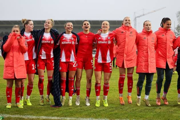 Die Bayern Spielerinnen bejubeln den Sieg, GER, FC Ingolstadt 04 vs. FC Bayern Muenchen, Fussball, DFB-Pokal Frauen, Achtelfinale, Saison 2025 2026, 16.11.2025, DFB REGULATIONS PROHIBIT ANY USE OF PHOTOGRAPHS AS IMAGE SEQUENCES AND OR QUASI-VIDEO, GER, FC Ingolstadt 04 vs. FC Bayern Muenchen, Fussball, DFB-Pokal Frauen, Achtelfinale, Saison 2025 2026, 16.11.2025 Ingolstadt Copyright: xEibner-Pressefoto JennixMaulx EP_JML