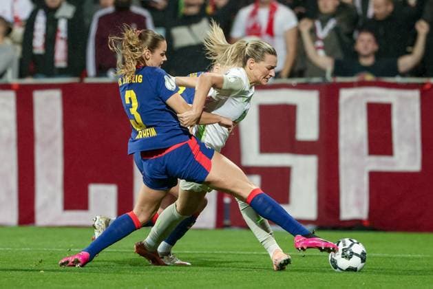 v.li.: Andrea Norheim (RB Leipzig, 3) und Medina Desic (SV Werder Bremen, 9) im Zweikampf, Duell, Dynamik, Aktion, Action, Spielszene, DIE DFB-RICHTLINIEN UNTERSAGEN JEGLICHE NUTZUNG VON FOTOS ALS SEQUENZBILDER UND ODER VIDEOÄHNLICHE FOTOSTRECKEN. DFB REGULATIONS PROHIBIT ANY USE OF PHOTOGRAPHS AS IMAGE SEQUENCES AND OR QUASI-VIDEO., 16.11.2025, Leipzig (Deutschland), Fussball, DFB-Pokal Frauen, RB Leipzig - SV Werder Bremen