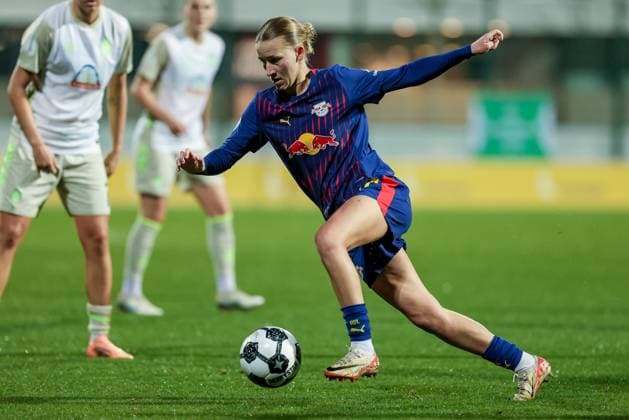 Marlene Müller (RB Leipzig, 27) am Ball, Einzelbild, Ganzkörper, Aktion, Action, Spielszene, DIE DFB-RICHTLINIEN UNTERSAGEN JEGLICHE NUTZUNG VON FOTOS ALS SEQUENZBILDER UND ODER VIDEOÄHNLICHE FOTOSTRECKEN. DFB REGULATIONS PROHIBIT ANY USE OF PHOTOGRAPHS AS IMAGE SEQUENCES AND OR QUASI-VIDEO., 16.11.2025, Leipzig (Deutschland), Fussball, DFB-Pokal Frauen, RB Leipzig - SV Werder Bremen