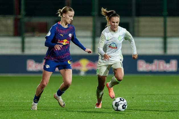 v.li.: Marlene Müller (RB Leipzig, 27) und Maja Sternad (SV Werder Bremen, 11) im Zweikampf, Duell, Dynamik, Aktion, Action, Spielszene, DIE DFB-RICHTLINIEN UNTERSAGEN JEGLICHE NUTZUNG VON FOTOS ALS SEQUENZBILDER UND ODER VIDEOÄHNLICHE FOTOSTRECKEN. DFB REGULATIONS PROHIBIT ANY USE OF PHOTOGRAPHS AS IMAGE SEQUENCES AND OR QUASI-VIDEO., 16.11.2025, Leipzig (Deutschland), Fussball, DFB-Pokal Frauen, RB Leipzig - SV Werder Bremen