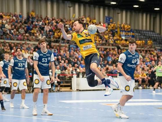 Patrick Groetzki (Rhein-Neckar Loewen, 24) beim Sprungwurf. Soeren Steinhaus (Bergischer HC, 53) und Aron Seesing (Bergischer HC, 49) können nichts mehr tun Bergischer HC vs. Rhein-Neckar Loewen, Handball, 1. Bundesliga, 12. Spieltag, Saison 2025 2026, 16.11.2025 Bergischer HC vs. Rhein-Neckar Loewen, Handball, 1. Bundesliga, 12. Spieltag, Saison 2025 2026, 16.11.2025 Duesseldorf Copyright: xEibner-Pressefoto DamianxKruczynx EP_DKI