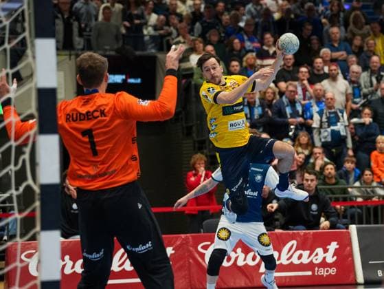 Patrick Groetzki (Rhein-Neckar Loewen, 24) beim Sprungwurf gegen Christopher Rudeck (Bergischer HC, 01) Bergischer HC vs. Rhein-Neckar Loewen, Handball, 1. Bundesliga, 12. Spieltag, Saison 2025 2026, 16.11.2025 Bergischer HC vs. Rhein-Neckar Loewen, Handball, 1. Bundesliga, 12. Spieltag, Saison 2025 2026, 16.11.2025 Duesseldorf Copyright: xEibner-Pressefoto DamianxKruczynx EP_DKI