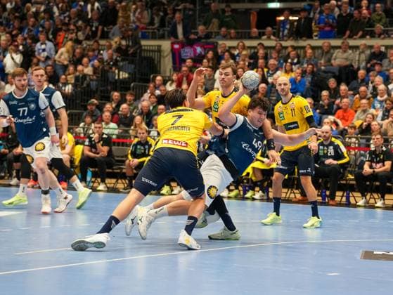Aron Seesing (Bergischer HC, 49) wird beim werfen von Robert Timmermeister (Rhein-Neckar Loewen, 07) geblockt Bergischer HC vs. Rhein-Neckar Loewen, Handball, 1. Bundesliga, 12. Spieltag, Saison 2025 2026, 16.11.2025 Bergischer HC vs. Rhein-Neckar Loewen, Handball, 1. Bundesliga, 12. Spieltag, Saison 2025 2026, 16.11.2025 Duesseldorf Copyright: xEibner-Pressefoto DamianxKruczynx EP_DKI