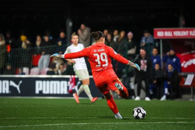 Mariella El Sherif (SV Werder Bremen Frauen, 39) am Ball, Abschlag, RB Leipzig Frauen vs. SV Werder Bremen Frauen, Fussball, DFB-Pokal Frauen, Achtelfinale, Saison 2025 2026, 16.11.2025,¨ DFL REGULATIONS PROHIBIT ANY USE OF PHOTOGRAPHS AS IMAGE SEQUENCES AND OR QUASI-VIDEO,¨ RB Leipzig Frauen vs. SV Werder Bremen Frauen, Fussball, DFB-Pokal Frauen, Achtelfinale, Saison 2025 2026, 16.11.2025 Leipzig Copyright: xEibner-Pressefoto LauraxRoemerx EP_LRR