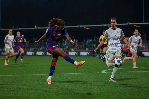 Delice Boboy (RB Leipzig Frauen, 17) schiesst auf das Bremer Tor, RB Leipzig Frauen vs. SV Werder Bremen Frauen, Fussball, DFB-Pokal Frauen, Achtelfinale, Saison 2025 2026, 16.11.2025,¨ DFL REGULATIONS PROHIBIT ANY USE OF PHOTOGRAPHS AS IMAGE SEQUENCES AND OR QUASI-VIDEO,¨ RB Leipzig Frauen vs. SV Werder Bremen Frauen, Fussball, DFB-Pokal Frauen, Achtelfinale, Saison 2025 2026, 16.11.2025 Leipzig Copyright: xEibner-Pressefoto LauraxRoemerx EP_LRR