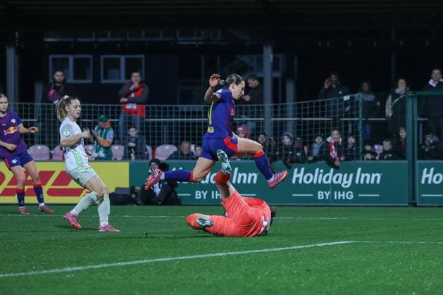 Sinem Oezdemir (SV Werder Bremen Frauen, 30) haelt den Ball, Gina Chmielinski (RB Leipzig Frauen, 10) springt ueber sie, RB Leipzig Frauen vs. SV Werder Bremen Frauen, Fussball, DFB-Pokal Frauen, Achtelfinale, Saison 2025 2026, 16.11.2025,¨ DFL REGULATIONS PROHIBIT ANY USE OF PHOTOGRAPHS AS IMAGE SEQUENCES AND OR QUASI-VIDEO,¨ RB Leipzig Frauen vs. SV Werder Bremen Frauen, Fussball, DFB-Pokal Frauen, Achtelfinale, Saison 2025 2026, 16.11.2025 Leipzig Copyright: xEibner-Pressefoto LauraxRoemerx EP_LRR