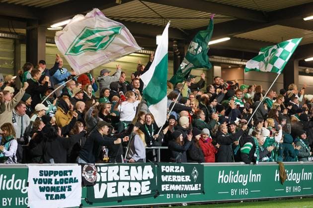 Bremer Fans Jubel, Torjubel, jubelt ueber Tor zum 1:1, RB Leipzig Frauen vs. SV Werder Bremen Frauen, Fussball, DFB-Pokal Frauen, Achtelfinale, Saison 2025 2026, 16.11.2025,¨ DFL REGULATIONS PROHIBIT ANY USE OF PHOTOGRAPHS AS IMAGE SEQUENCES AND OR QUASI-VIDEO,¨ RB Leipzig Frauen vs. SV Werder Bremen Frauen, Fussball, DFB-Pokal Frauen, Achtelfinale, Saison 2025 2026, 16.11.2025 Leipzig Copyright: xEibner-Pressefoto LauraxRoemerx EP_LRR