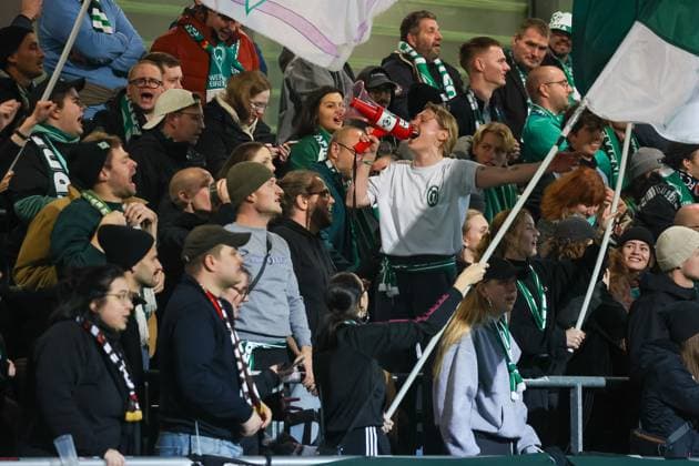 Bremer Fanblock Jubel, Torjubel, jubelt ueber Tor zum 1:1, RB Leipzig Frauen vs. SV Werder Bremen Frauen, Fussball, DFB-Pokal Frauen, Achtelfinale, Saison 2025 2026, 16.11.2025,¨ DFL REGULATIONS PROHIBIT ANY USE OF PHOTOGRAPHS AS IMAGE SEQUENCES AND OR QUASI-VIDEO,¨ RB Leipzig Frauen vs. SV Werder Bremen Frauen, Fussball, DFB-Pokal Frauen, Achtelfinale, Saison 2025 2026, 16.11.2025 Leipzig Copyright: xEibner-Pressefoto LauraxRoemerx EP_LRR