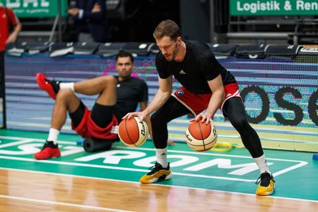 Andreas Obst (FC Bayern Basketball) beim Warm Up, Vet Concept Gladiators Trier vs FC Bayern Basketball, Basketball, BBL Pokal, Viertelfinale, Saison 2025 2026, 16.11.2025 Vet Concept Gladiators Trier vs FC Bayern Basketball, Basketball, BBL Pokal, Viertelfinale, Saison 2025 2026, 16.11.2025 Copyright: xEibner-Pressefoto AlexanderxNeisx EP_ANS