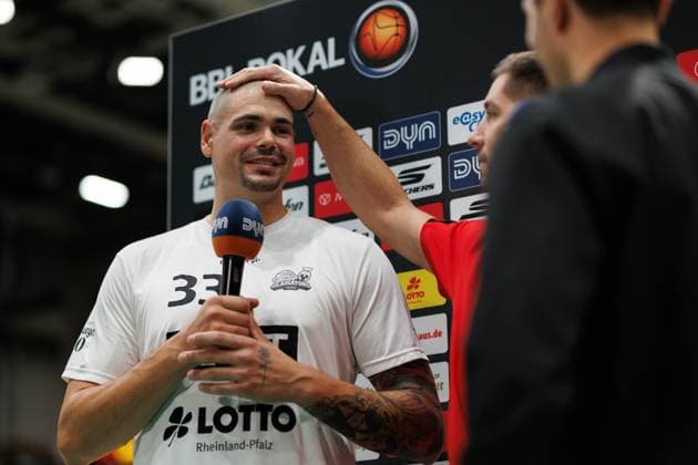 Stefan Jovic (FC Bayern Basketball) streichelt Maik Zirbes (Gladiators Trier) ueber den Kopf, Vet Concept Gladiators Trier vs FC Bayern Basketball, Basketball, BBL Pokal, Viertelfinale, Saison 2025 2026, 16.11.2025 Vet Concept Gladiators Trier vs FC Bayern Basketball, Basketball, BBL Pokal, Viertelfinale, Saison 2025 2026, 16.11.2025 Copyright: xEibner-Pressefoto AlexanderxNeisx EP_ANS