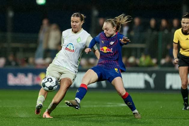 v.li.: Larissa Mühlhaus (SV Werder Bremen, 7) und Lou-Ann Joly (RB Leipzig, 6) im Zweikampf, Duell, Dynamik, Aktion, Action, Spielszene, DIE DFB-RICHTLINIEN UNTERSAGEN JEGLICHE NUTZUNG VON FOTOS ALS SEQUENZBILDER UND ODER VIDEOÄHNLICHE FOTOSTRECKEN. DFB REGULATIONS PROHIBIT ANY USE OF PHOTOGRAPHS AS IMAGE SEQUENCES AND OR QUASI-VIDEO., 16.11.2025, Leipzig (Deutschland), Fussball, DFB-Pokal Frauen, RB Leipzig - SV Werder Bremen