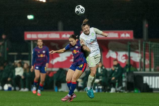 v.li.: Gina Chmielinski (RB Leipzig, 10) und Verena Wieder (SV Werder Bremen, 31) im Kopfballduell, Kopfball, Zweikampf, Action, Aktion, Spielszene, DIE DFB-RICHTLINIEN UNTERSAGEN JEGLICHE NUTZUNG VON FOTOS ALS SEQUENZBILDER UND ODER VIDEOÄHNLICHE FOTOSTRECKEN. DFB REGULATIONS PROHIBIT ANY USE OF PHOTOGRAPHS AS IMAGE SEQUENCES AND OR QUASI-VIDEO., 16.11.2025, Leipzig (Deutschland), Fussball, DFB-Pokal Frauen, RB Leipzig - SV Werder Bremen
