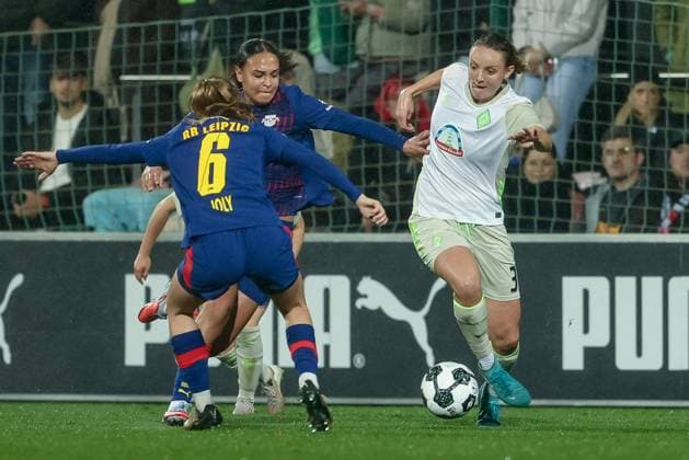 v.li.: Lou-Ann Joly (RB Leipzig, 6), Lisa Baum (RB Leipzig, 11) und Verena Wieder (SV Werder Bremen, 31) im Zweikampf, Duell, Dynamik, Aktion, Action, Spielszene, DIE DFB-RICHTLINIEN UNTERSAGEN JEGLICHE NUTZUNG VON FOTOS ALS SEQUENZBILDER UND ODER VIDEOÄHNLICHE FOTOSTRECKEN. DFB REGULATIONS PROHIBIT ANY USE OF PHOTOGRAPHS AS IMAGE SEQUENCES AND OR QUASI-VIDEO., 16.11.2025, Leipzig (Deutschland), Fussball, DFB-Pokal Frauen, RB Leipzig - SV Werder Bremen