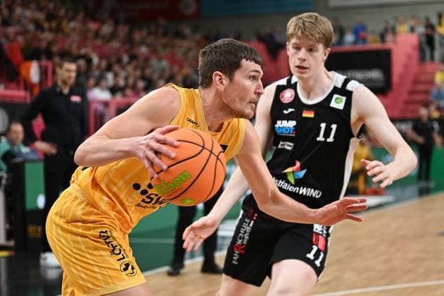 Till Joenke (Tigers Tuebingen, 26) gegen Karl Buehner (Paderborn Baskets, 11) GER, Tigers Tuebingen vs. Gartenzaun24 Baskets Paderborn, Basketball, Herren, Pro A, 2. Barmer Basketball Bundesliga, Saison 2025 2026, 16.11.2025 GER, Tigers Tuebingen vs. Gartenzaun24 Baskets Paderborn, Basketball, Herren, Pro A, 2. Barmer Basketball Bundesliga, Saison 2025 2026, 16.11.2025 Tuebingen Copyright: xEibner-Pressefoto NicolasxWoernx EP_NWN