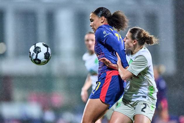 16.11.2025, GER, Frauenfußball, DFB Pokal, Achtelfinale, 2025 2026, RB Leipzig - SV Werder Bremen Lisa Baum (11, RB Leipzig, li.), Chiara D Angelo (2, SV Werder Bremen), Aktion, Zweikampf um Ball Leipzig Trainingszentrum der Roten Bulle Sachsen Deutschland