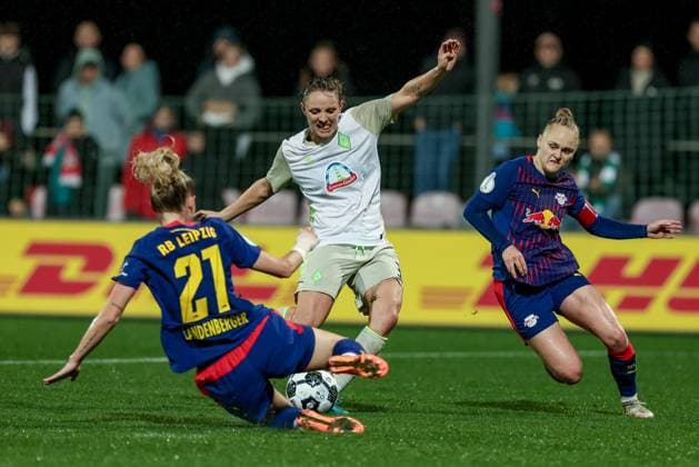 v.li.: Julia Landenberger (RB Leipzig, 21), Verena Wieder (SV Werder Bremen, 31) und Victoria Krug (RB Leipzig, 20) im Zweikampf, Duell, Dynamik, Aktion, Action, Spielszene, DIE DFB-RICHTLINIEN UNTERSAGEN JEGLICHE NUTZUNG VON FOTOS ALS SEQUENZBILDER UND ODER VIDEOÄHNLICHE FOTOSTRECKEN. DFB REGULATIONS PROHIBIT ANY USE OF PHOTOGRAPHS AS IMAGE SEQUENCES AND OR QUASI-VIDEO., 16.11.2025, Leipzig (Deutschland), Fussball, DFB-Pokal Frauen, RB Leipzig - SV Werder Bremen