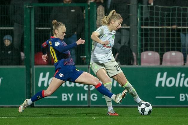 v.li.: Victoria Krug (RB Leipzig, 20) und Sharon Beck (SV Werder Bremen, 27) im Zweikampf, Duell, Dynamik, Aktion, Action, Spielszene, DIE DFB-RICHTLINIEN UNTERSAGEN JEGLICHE NUTZUNG VON FOTOS ALS SEQUENZBILDER UND ODER VIDEOÄHNLICHE FOTOSTRECKEN. DFB REGULATIONS PROHIBIT ANY USE OF PHOTOGRAPHS AS IMAGE SEQUENCES AND OR QUASI-VIDEO., 16.11.2025, Leipzig (Deutschland), Fussball, DFB-Pokal Frauen, RB Leipzig - SV Werder Bremen