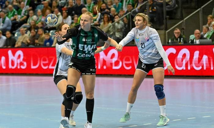 Lotta Roepcke (VfL Oldenburg, 22) gegen Andela Susak (Dalmatinka Ploce, 21) und Antea Jerkovic (Dalmantinka Ploce, 09 verdeckt) RK Dalmantinka Ploce vs. VfL Oldenburg, EHF European League Qualifikation, 3. Runde, Saison 2025 2026, 16.11.2025, RK Dalmantinka Ploce vs. VfL Oldenburg, EHF European League Qualifikation, 3. Runde, Saison 2025 2026, 16.11.2025 Oldenburg Copyright: xEibner-Pressefoto RobertxGertzenx EP_RGN