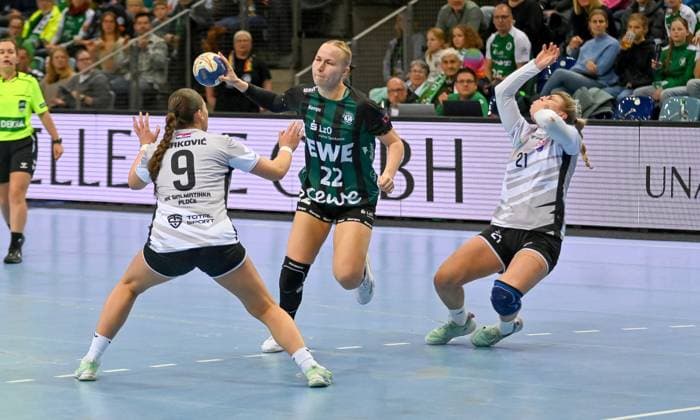 Lotta Roepcke (VfL Oldenburg, 22) gegen Andela Susak (Dalmatinka Ploce, 21) und Antea Jerkovic (Dalmantinka Ploce, 09) RK Dalmantinka Ploce vs. VfL Oldenburg, EHF European League Qualifikation, 3. Runde, Saison 2025 2026, 16.11.2025, RK Dalmantinka Ploce vs. VfL Oldenburg, EHF European League Qualifikation, 3. Runde, Saison 2025 2026, 16.11.2025 Oldenburg Copyright: xEibner-Pressefoto RobertxGertzenx EP_RGN