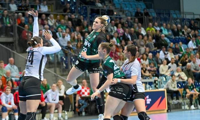 Paulina Golla (VfL Oldenburg, 29) beim Wurf. Karla Lovric (Dalmatinka Ploce, 44) versucht den Block RK Dalmantinka Ploce vs. VfL Oldenburg, EHF European League Qualifikation, 3. Runde, Saison 2025 2026, 16.11.2025, RK Dalmantinka Ploce vs. VfL Oldenburg, EHF European League Qualifikation, 3. Runde, Saison 2025 2026, 16.11.2025 Oldenburg Copyright: xEibner-Pressefoto RobertxGertzenx EP_RGN