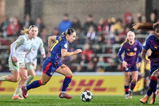 16.11.2025, GER, Frauenfußball, DFB Pokal, Achtelfinale, 2025 2026, RB Leipzig - SV Werder Bremen Gina Chmielinski (10, RB Leipzig), Freisteller, Aktion, dribbelt, im Regen Leipzig Trainingszentrum der Roten Bulle Sachsen Deutschland