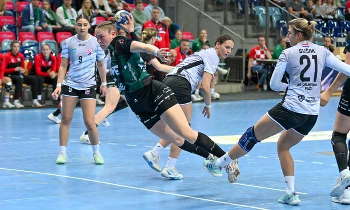 Ariane Pfundstein (VfL Oldenburg, 20) gegen Andela Susak (Dalmatinka Ploce, 21) RK Dalmantinka Ploce vs. VfL Oldenburg, EHF European League Qualifikation, 3. Runde, Saison 2025 2026, 16.11.2025, RK Dalmantinka Ploce vs. VfL Oldenburg, EHF European League Qualifikation, 3. Runde, Saison 2025 2026, 16.11.2025 Oldenburg Copyright: xEibner-Pressefoto RobertxGertzenx EP_RGN