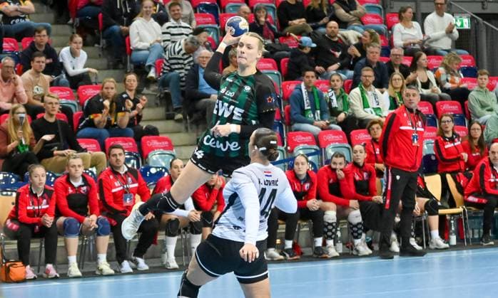 LIsa-Marie Fragge (VfL Oldenburg, 44) gegen Karla Lovric (Dalmatinka Ploce, 44) RK Dalmantinka Ploce vs. VfL Oldenburg, EHF European League Qualifikation, 3. Runde, Saison 2025 2026, 16.11.2025, RK Dalmantinka Ploce vs. VfL Oldenburg, EHF European League Qualifikation, 3. Runde, Saison 2025 2026, 16.11.2025 Oldenburg Copyright: xEibner-Pressefoto RobertxGertzenx EP_RGN