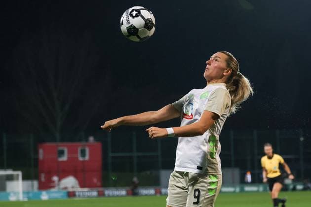 Medina Desic (SV Werder Bremen Frauen, 09) am Ball, nimmt den Ball an, RB Leipzig Frauen vs. SV Werder Bremen Frauen, Fussball, DFB-Pokal Frauen, Achtelfinale, Saison 2025 2026, 16.11.2025,¨ DFL REGULATIONS PROHIBIT ANY USE OF PHOTOGRAPHS AS IMAGE SEQUENCES AND OR QUASI-VIDEO,¨ RB Leipzig Frauen vs. SV Werder Bremen Frauen, Fussball, DFB-Pokal Frauen, Achtelfinale, Saison 2025 2026, 16.11.2025 Leipzig Copyright: xEibner-Pressefoto LauraxRoemerx EP_LRR