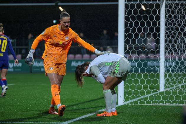 Elvira Herzog (RB Leipzig Frauen, 01) muntert Maja Sternad (SV Werder Bremen Frauen, 11) auf, RB Leipzig Frauen vs. SV Werder Bremen Frauen, Fussball, DFB-Pokal Frauen, Achtelfinale, Saison 2025 2026, 16.11.2025,¨ DFL REGULATIONS PROHIBIT ANY USE OF PHOTOGRAPHS AS IMAGE SEQUENCES AND OR QUASI-VIDEO,¨ RB Leipzig Frauen vs. SV Werder Bremen Frauen, Fussball, DFB-Pokal Frauen, Achtelfinale, Saison 2025 2026, 16.11.2025 Leipzig Copyright: xEibner-Pressefoto LauraxRoemerx EP_LRR